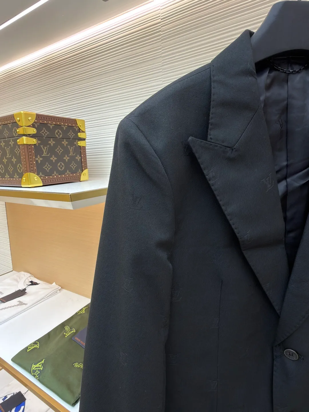 LOUIS VUITTON full-width jacquard suit ●Original version: Purchased and developed for 34500 ●Item number: 1680847-C85 ●Material: soft wool satin fabric ●Technology: jacquard production ●Version: fitted version ●Weight: about 735 grams ●Size: 50-52-54-56 ●Description: Customized soft wool satin, as smooth as silk, full of drape, with a deep black charm Deep and mysterious, the full-width LV Blason jacquard slowly unfolds on the wool, which seems to inject soul into this jacket. It is decorated with LV logo embroidery, revealing a noble style inadvertently. The smooth peaked collar line is neat, invisibly stretching the shoulder outline, giving the wearer a strong aura, and exuding charming charm in the interlacing of the pieces. Jacquard technology controls the interweaving of warp and weft threads by weaving LV Bladon textile technology on the surface of the fabric, and precisely controls the interweaving density and tension of the yarn to make it more three-dimensional. Adopt imported machine embroidery technology, use advanced computer control system and precision mechanical components to achieve LV logo embroidery work with high precision and smooth and delicate lines. Template machine bag opening The preset template guides the position, shape and size of the bag opening. The accuracy ensures the quality of the bag opening effect. Ergonomic three-dimensional tailoring returns to traditional craftsmanship through segmentation, folding, shrinking, and stretching techniques. The so-called slow work produces fine work, which is the respect for the material and the pursuit of feel. The workmanship is complex and tedious, and the aging rate is slow. The overall wiring is straight and delicate, the fabric is comfortable and soft, and the color is consistent without color difference. It can be matched with the same style to create a fashionable look and control various occasions. Customized accessories, complete with three standards, same style for men and women!